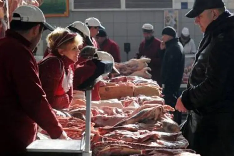 
	Mercado de carnes em Moscou: a vitela picada continha porco, frango e cordeiro, enquanto as carnes de cordeiro e vitela continham porco
 (Natalia Kolesnikova/AFP)