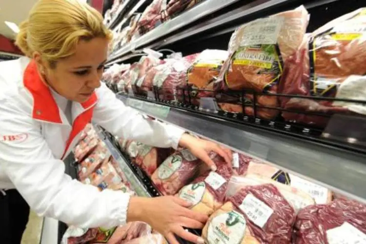 
	Estande de carnes em supermercado: embargo ocorre apesar de o governo brasileiro afirmar que o pa&iacute;s n&atilde;o teve registro da doen&ccedil;a
 (Germano Lüders/EXAME.com)