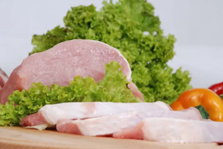 Pedaços de carne crua e vegetais (Stock Xchng)