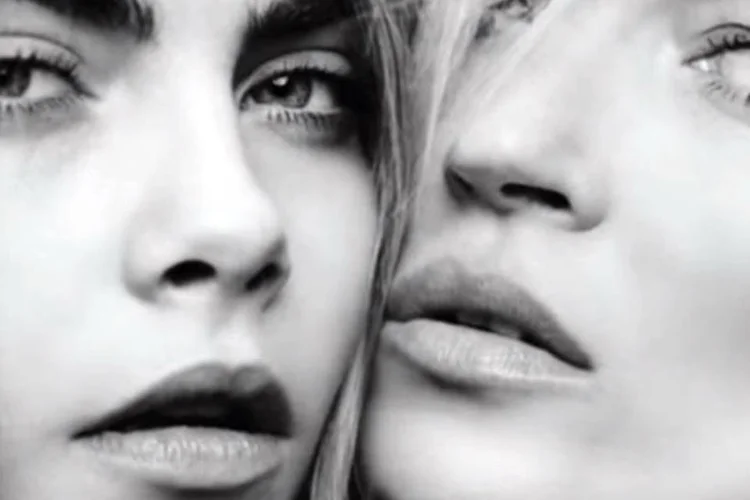 Carol Delevingne e Kate Moss: campanha para novo perfume da Burberry (Divulgação)