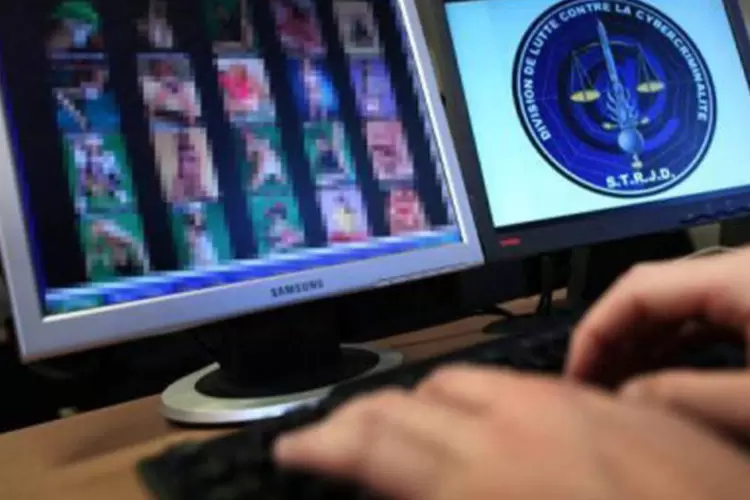 
	Computador usado em opera&ccedil;&atilde;o policial contra a pedofilia na internet: 29 pessoas foram presas
 (Thomas Coex/AFP)