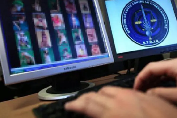 
	Computador usado em opera&ccedil;&atilde;o policial contra pornografia infantil na internet
 (Thomas Coex/AFP)