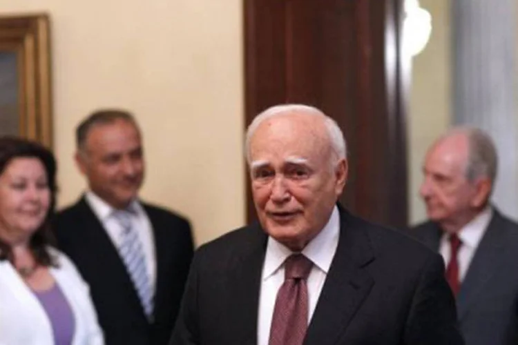Carolos Papulias, presidente grego, em encontro com líderes políticos em Atenas no dia 13 de maio
 (Kostas Tsironis/AFP)