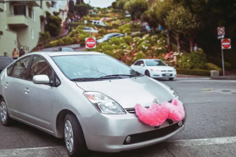 Carro de motorista conveniado  da Lyft: bigode de pelúcia  cor-de-rosa para identificação  (Lyft/Divulgação)