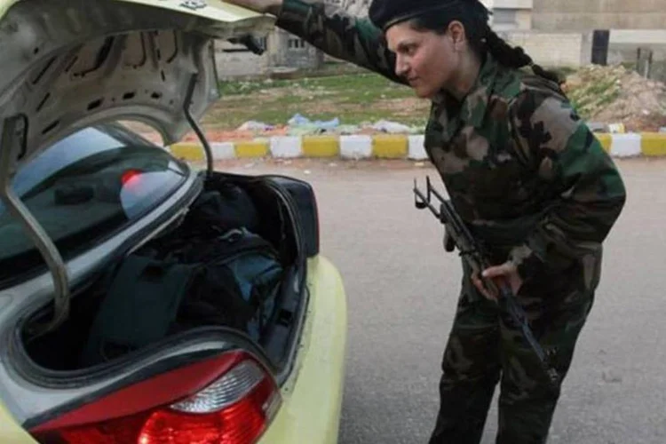 
	Carro &eacute; vistoriado na cidade s&iacute;ria de Homs: a cifra pode superar os 50 mortos, acrescentou o OSDH (Observat&oacute;rio S&iacute;rio de Direitos Humanos)
 (AFP/ Anwar Amro)
