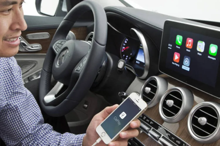 Mercedes-Benz Classe C com o CarPlay da Apple (Daimer)