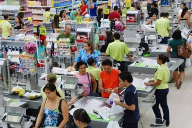 Movimento no supermercado Carrefour: sacolas biodegradáveis são produzidas com base em resina derivada do milho (.)