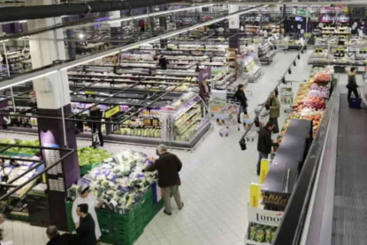 
	Consumidores franceses fazem compras em supermercado de Paris
 (REUTERS/Jacky Naegelen)