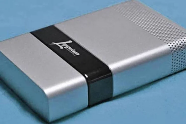Com o tamanho de um celular, o carregador de bateria da Lilliputian funciona com cartuchos descartáveis de gás combustível (Divulgação)