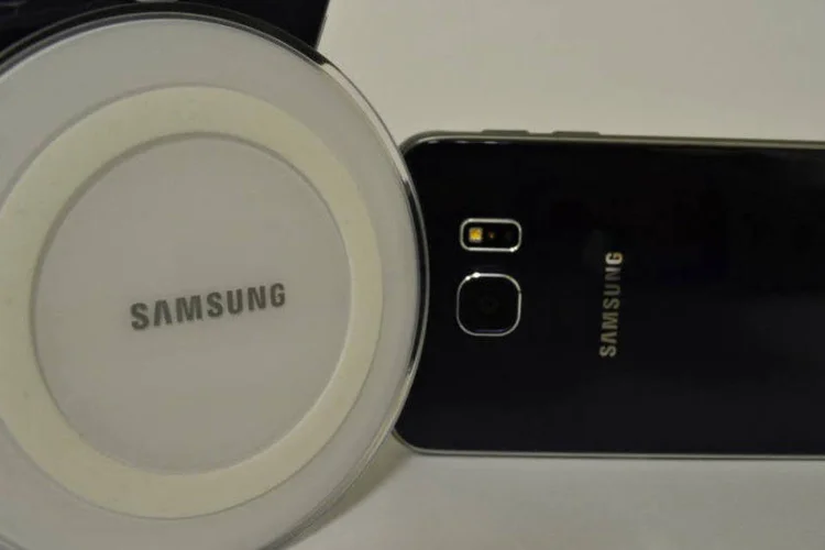 
	Novo carregador sem fio da Samsung: seu visual &eacute; simples e discreto, com a disponibilidade nas cores preta e branca
 (INFO)