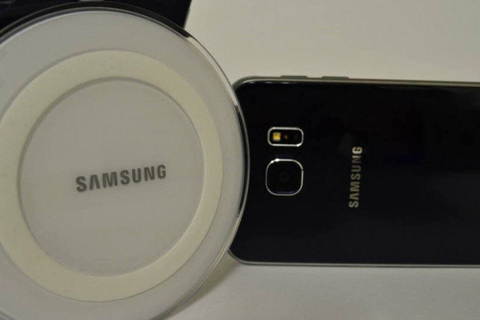 Na mão: carregador sem fio da Samsung