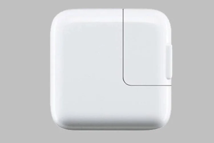 O carregador antigo possui 10W de potência, já o novo modelo conta com 12W (Divulgação)