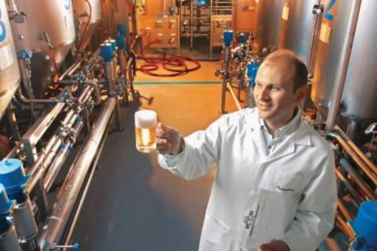 Mestre cervejeiro da AmBev: empresa aposta em recém-formados para o cargo (.)