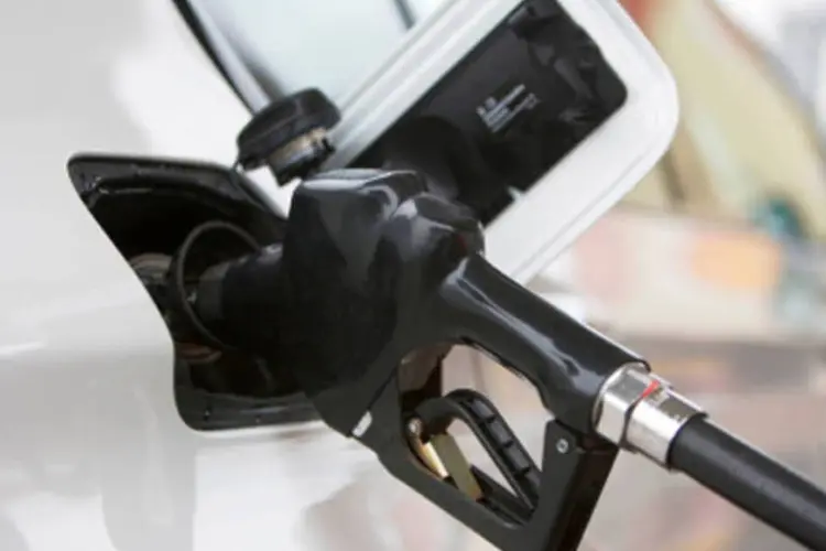 
	Carro sendo abastecido com etanol: aumento no limite de etanol anidro que pode ser adicionado &agrave; gasolina poderia amenizar a crise vivida pelo setor
 (Getty Images)