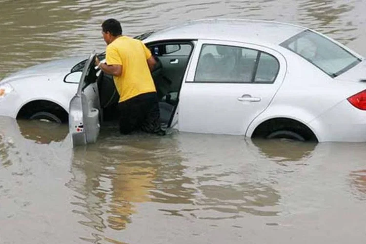 Motorista com o veículo alagado: se o carro morrer, não tente ligá-lo novamente (Creative Commons)