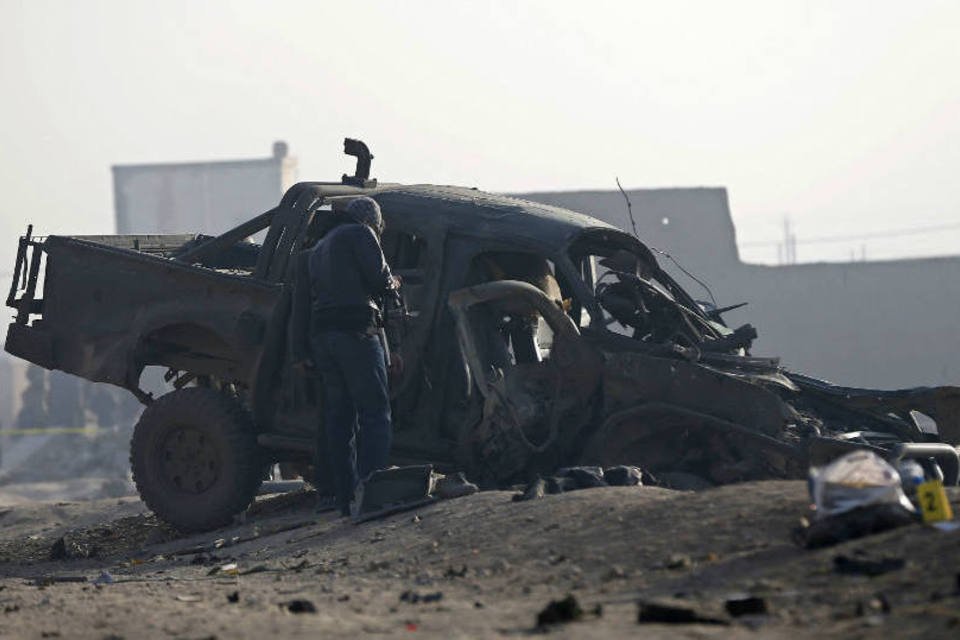 Ataque suicida no Afeganistão mata policial e fere outros 3