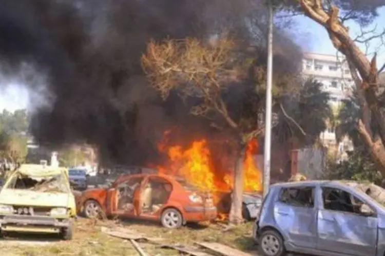 Destroços após a explosão do carro-bomba em Damasco (AFP)