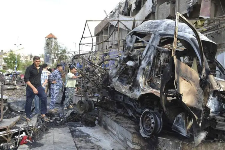 Local de ataque com carro-bomba: doze pessoas morreram no distrito de Talibiya (Kareem Raheem/Reuters)
