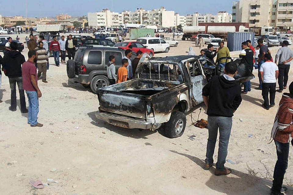 Carros-bomba matam pelo menos 4 no leste da Líbia