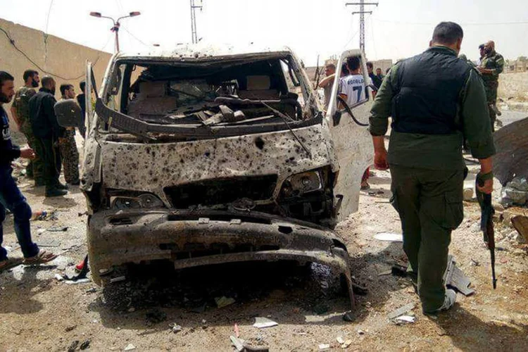 
	Carro-bomba: o ve&iacute;culo explodiu perto de Al Diyabiy&eacute;, uma localidade onde fica este venerado mausol&eacute;u xiita porque abriga o t&uacute;mulo da neta de Maom&eacute;
 (Handout / Reuters)