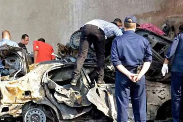 A deflagração do carro-bomba causou grandes danos na fachada do prédio, assim como nos imóveis próximos, e incendiou pelo menos três veículos estacionados nas imediações (Reuters)