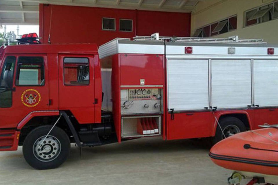 Bombeiros tentam controlar incêndio em comunidade de Osasco