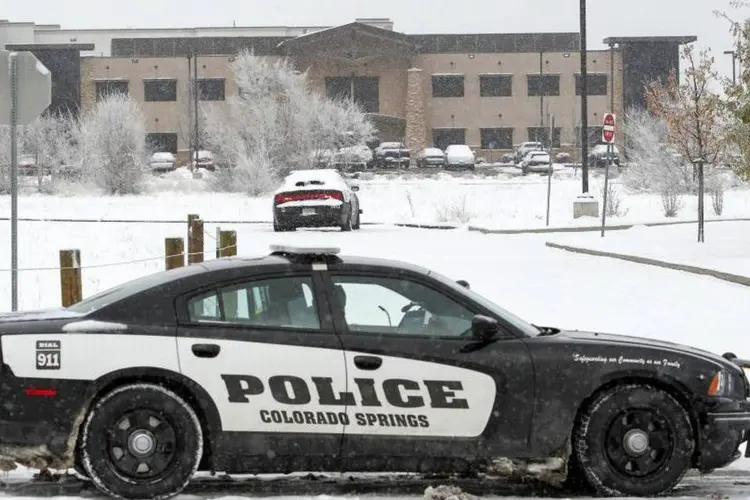 
	Carro de pol&iacute;cia ap&oacute;s tiroteio no Colorado: atirador teria gritado &quot;chega de peda&ccedil;os de beb&ecirc;s&quot;, segundo autoridades policiais
 (Reuters/Isaiah J. Downing)