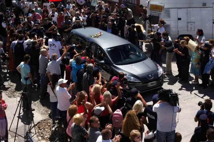Carro fúnebre com corpo de Nisman: família pediu uma cerimônia íntima (Martin Acosta/Reuters)