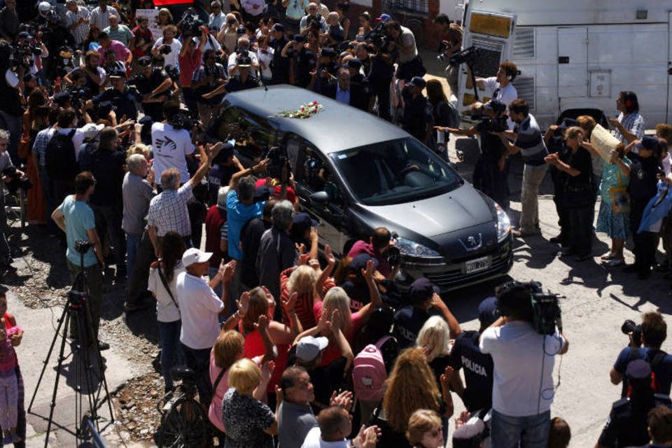 Em funeral de Alberto Nisman, argentinos pedem paz e justiça