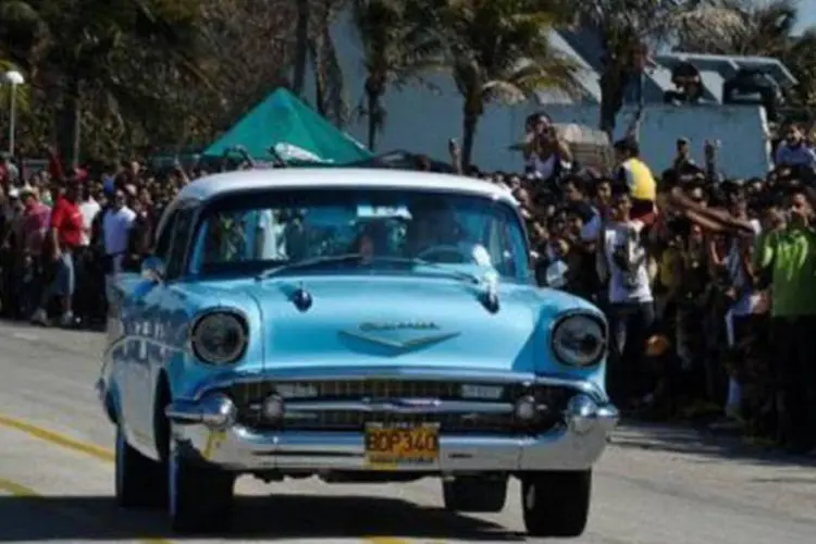 Durante mais de 50 anos, o governo cubano só permitiu comprar ou vender carros de fabricação anterior a 1959, a maioria americanos e batizados como 'almendrones' (Adalberto Roque/AFP)