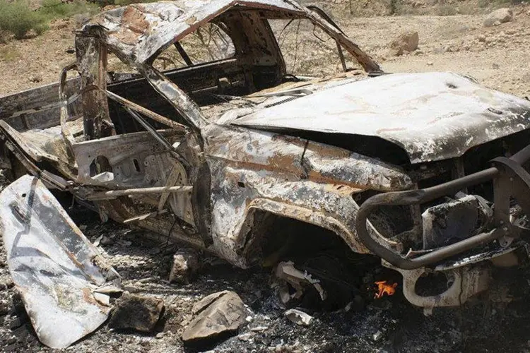 Veículo da Al Qaeda é visto totalmente destruído após combates com forças do Iêmen, na província sulista de Abyan (Ministério da Defesa do Iêmen/Divulgação Via Reuters)