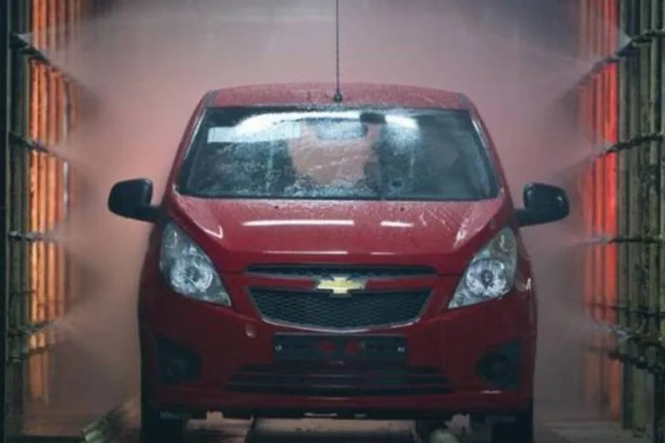 
	Carro da GM em linha de montagem: quando se analisa exclusivamente o d&eacute;cimo m&ecirc;s de 2012, o aumento nas vendas foi de 23,9% em rela&ccedil;&atilde;o a outubro de 2012
 (Shamil Zhumatov/Reuters)