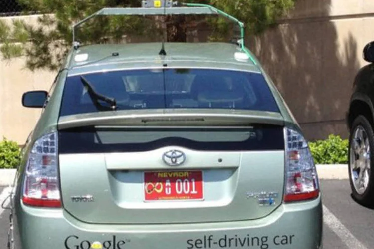 O Toyota Prius modificado recebeu sua placa, que leva um sinal de infinito à esquerda do número "001" (AFP)