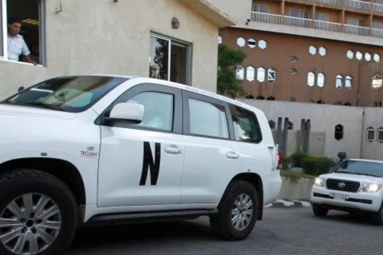 Carros da ONU levam observadores internacionais para fora de Damasco (Khaled al-Hariri/Reuters)
