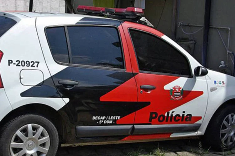 
	Carro da Pol&iacute;cia Civil: a Pol&iacute;cia Civil segue em busca dos dois homens identificados como autores do assassinato do policial militar Arides Luis dos Santos
 (Eudoxio/Wikimedia Commons)