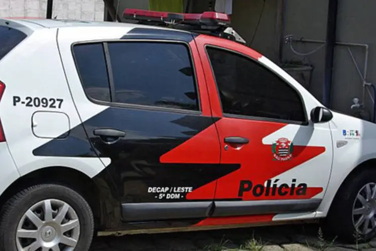 
	Carro da Pol&iacute;cia Civil: os policiais tamb&eacute;m apreenderam quatro quilos de drogas e duas armas de fogo
 (Eudoxio/Wikimedia Commons)