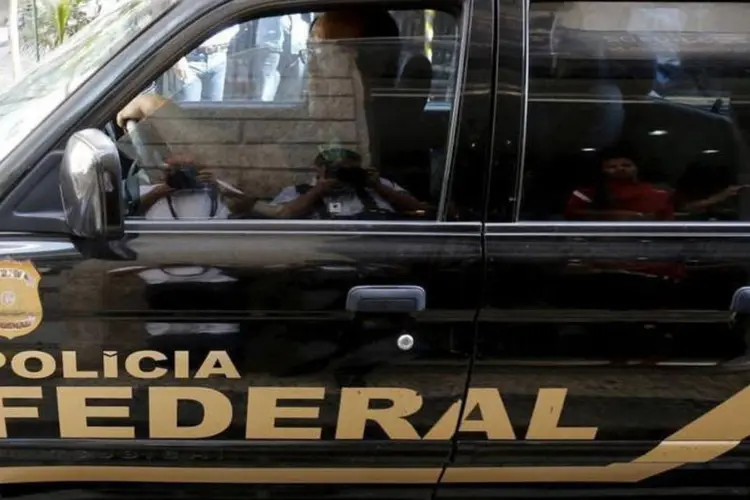 
	Carro da Pol&iacute;cia Federal: a organiza&ccedil;&atilde;o criminosa teria atuado, segundo os investigadores, no esquema do senador Fernando Collor (PTB-AL) junto &agrave; BR Distribuidora
 (Sergio Moraes/ Reuters)