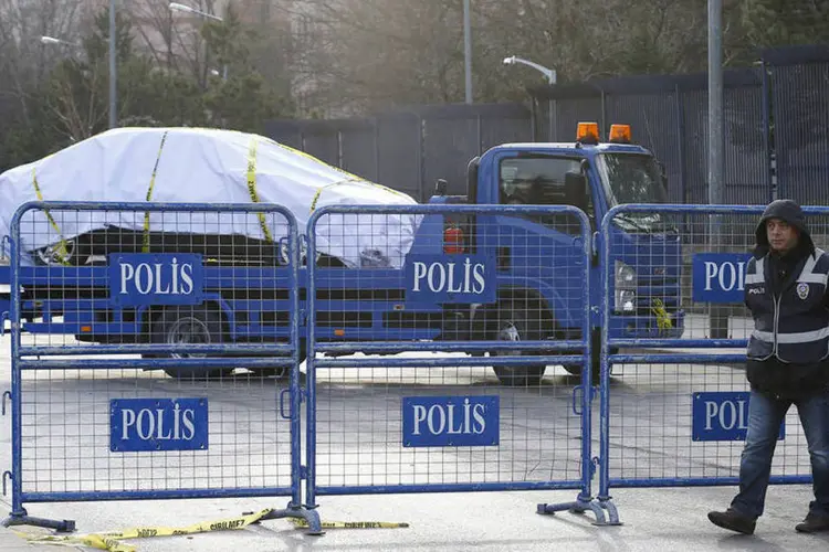 
	Carro danificado em atentado na Turquia: em discurso, o chefe do governo identificou o suspeito de ter executado o ataque como Saleh Mercan, nascido em 1992 na cidade de Amude, no norte da S&iacute;ria
 (Umit Bektas/ Reuters)