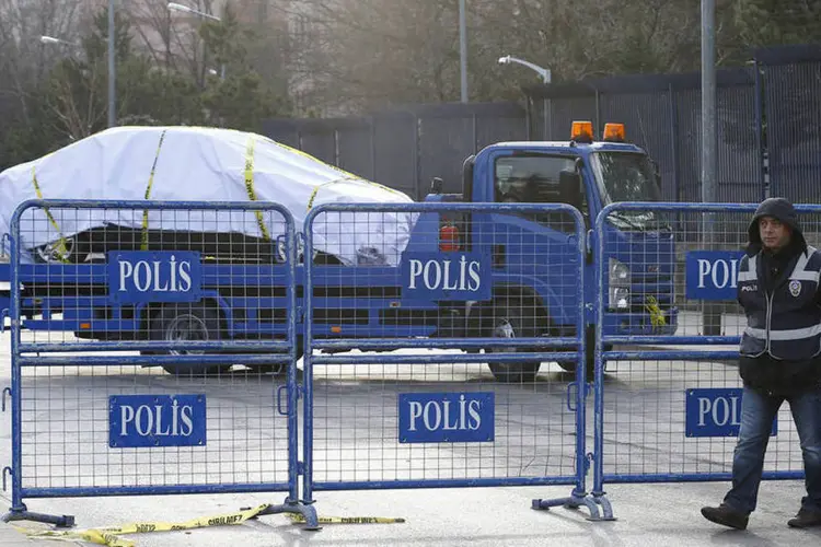 
	Carro danificado em atentado na Turquia: o premier tamb&eacute;m anunciou que a pol&iacute;cia realizou nove deten&ccedil;&otilde;es como parte da investiga&ccedil;&atilde;o
 (Umit Bektas/ Reuters)