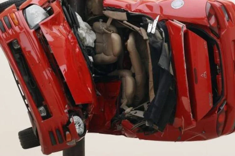 Carro destruído na exposição Saatchi (Oli Scarff/Getty Images)