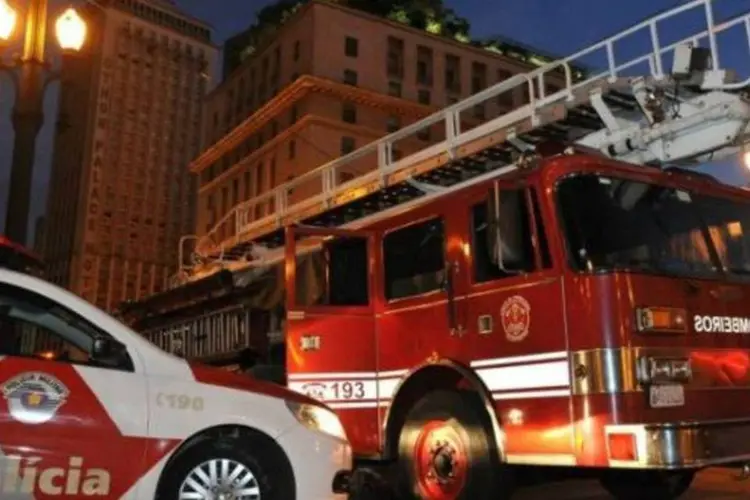 Veículo do Corpo de Bombeiros e viatura da Polícia Militar (Divulgação/Facebook)