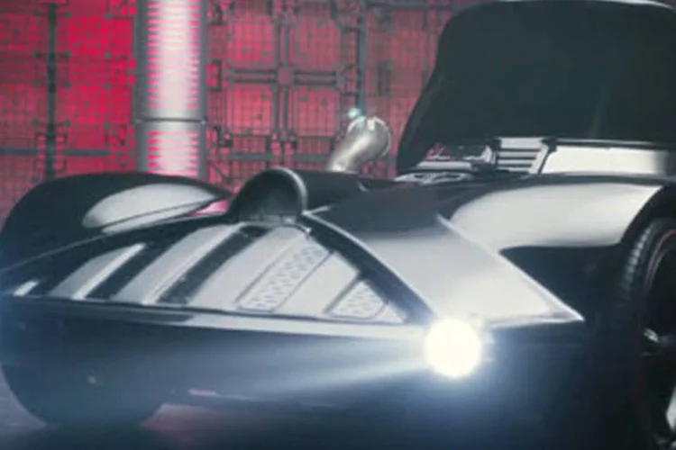 Carro do Darth Vader - fabricante de carros de brinquedo reuniu uma gama de modelos temáticos para lucrar com os novos longas (Divulgação)
