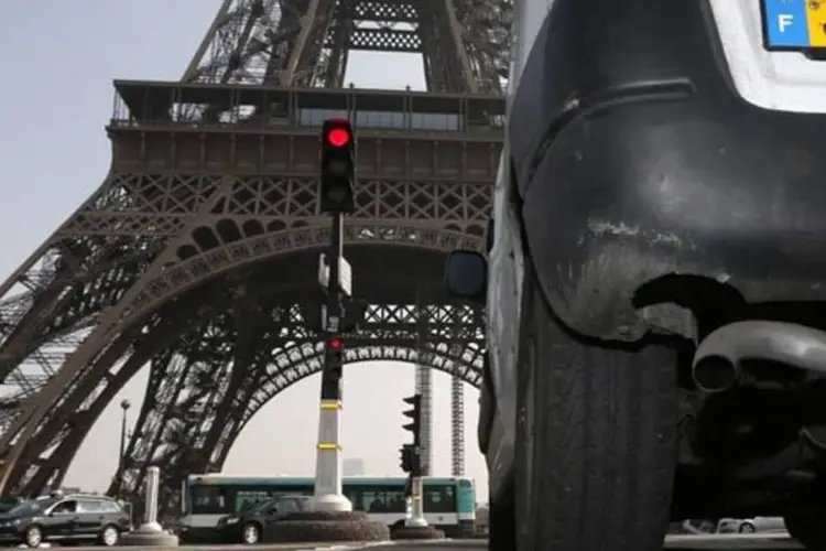 
	Carro passa perto da Torre Eiffel: transporte p&uacute;blico foi disponibilizado gratuitamente, enquanto um rod&iacute;zio de carros de acordo com a numera&ccedil;&atilde;o da placa foi implantado
 (CHARLES PLATIAU / REUTERS)
