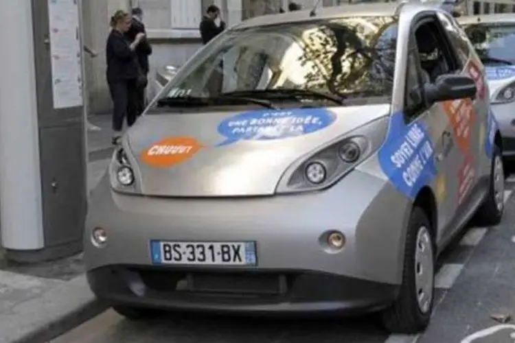 O carro elétrico de auto-serviço "bluecar" é colocado nas ruas de Paris para fase de testes (Thomas Samson/AFP)