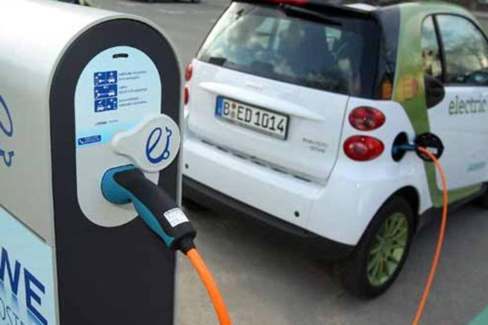 Carros elétricos economizam R$ 2.100 por ano