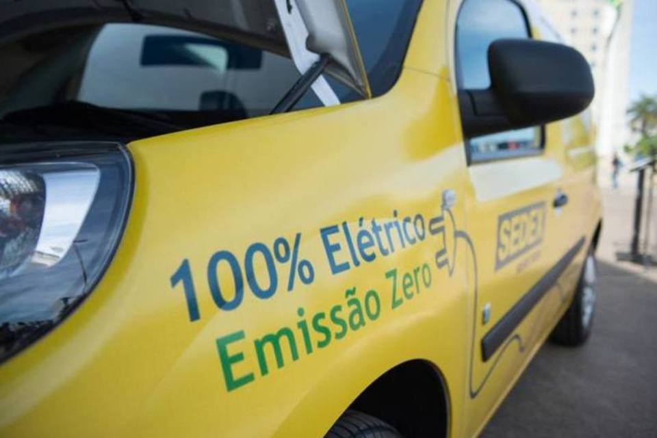 Correios testam carro elétrico em entrega de cartas