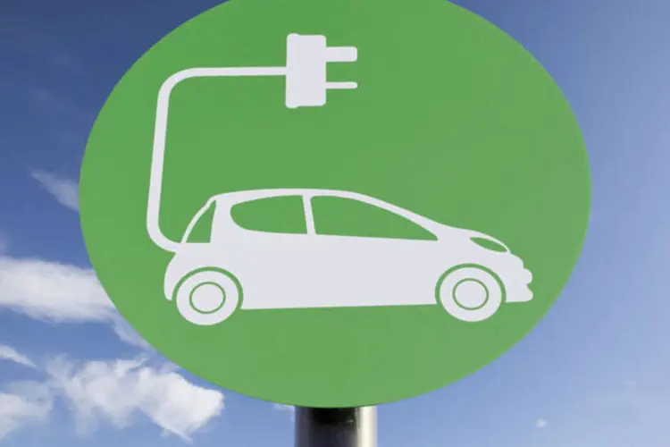 Carro elétrico: montadoras também querem usar o etanol para gerar o oxigênio da célula de combustível que se converte em energia (Thinckstock/Thinkstock)