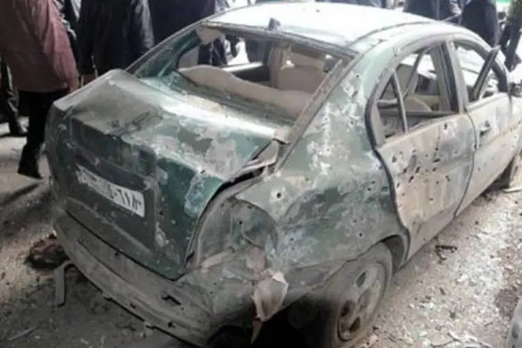 Carro destruído pelo atentado: 25 mortos e 46 feridos (AFP)