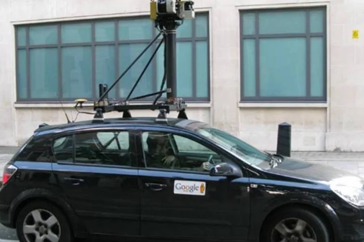 Carro do Google Street View em Londres, com pequena identificação da empresa (Harold Cunningham/Getty Images)
