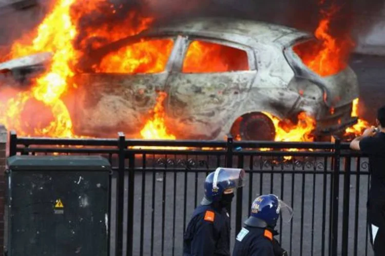 Um homem atropelou e matou três pessoas que estariam guardando uma propriedade privada para evitar saqueamentos em Birmingham (Jeff J Mitchell/Getty Images)